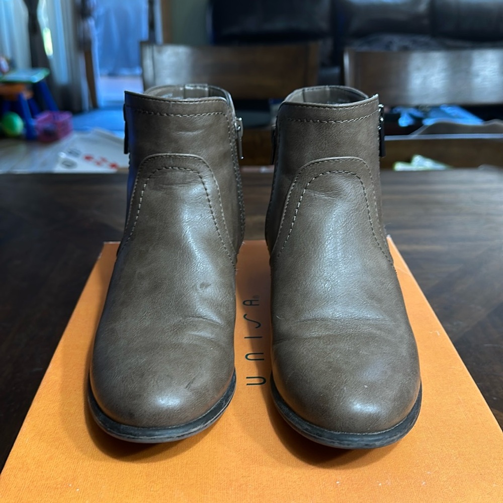 Unisa ankle bootie
